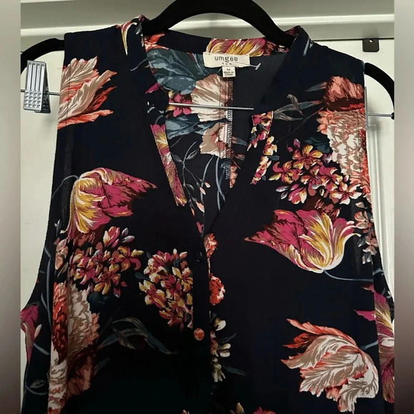 Umgee Sleeveless button front free Floral Print Medium - Picture 2 of 3